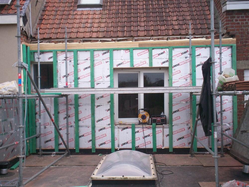 Gevel met isolatie en steiger tijdens de werken