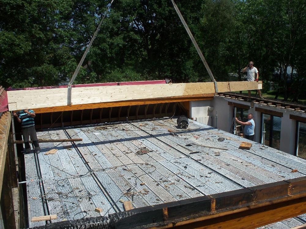 Platte dakconstructie die met een kraan wordt geplaatst