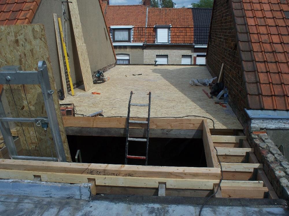 Plat dak in opbouw met houten afwerking en isolatie